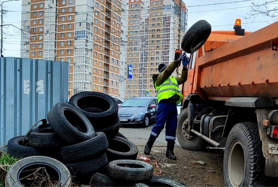 Владивосток шины 1000. Переработка старых покрышек. Переработка шин в асфальт. Утиль шин приколы. Экология города Владивостока.